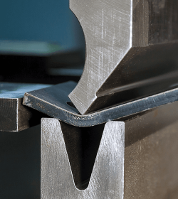 Blechbearbeitung mit einer hydraulischen Maschine in der Fabrik. (C) Shutterstock, Zhak Yaroslav