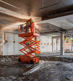Manuelles Schweißen der Arbeiter an der Baustelle während des Stehens auf Schere (C) Shutterstock, Allard One