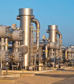 Erdgasverarbeitungsanlage bei Sonnenuntergang. Moderne Ausrüstung wird verwendet, um den letzten Rest aus dem Feld abzubauen. (C) Shutterstock, Rudmer Zwerver