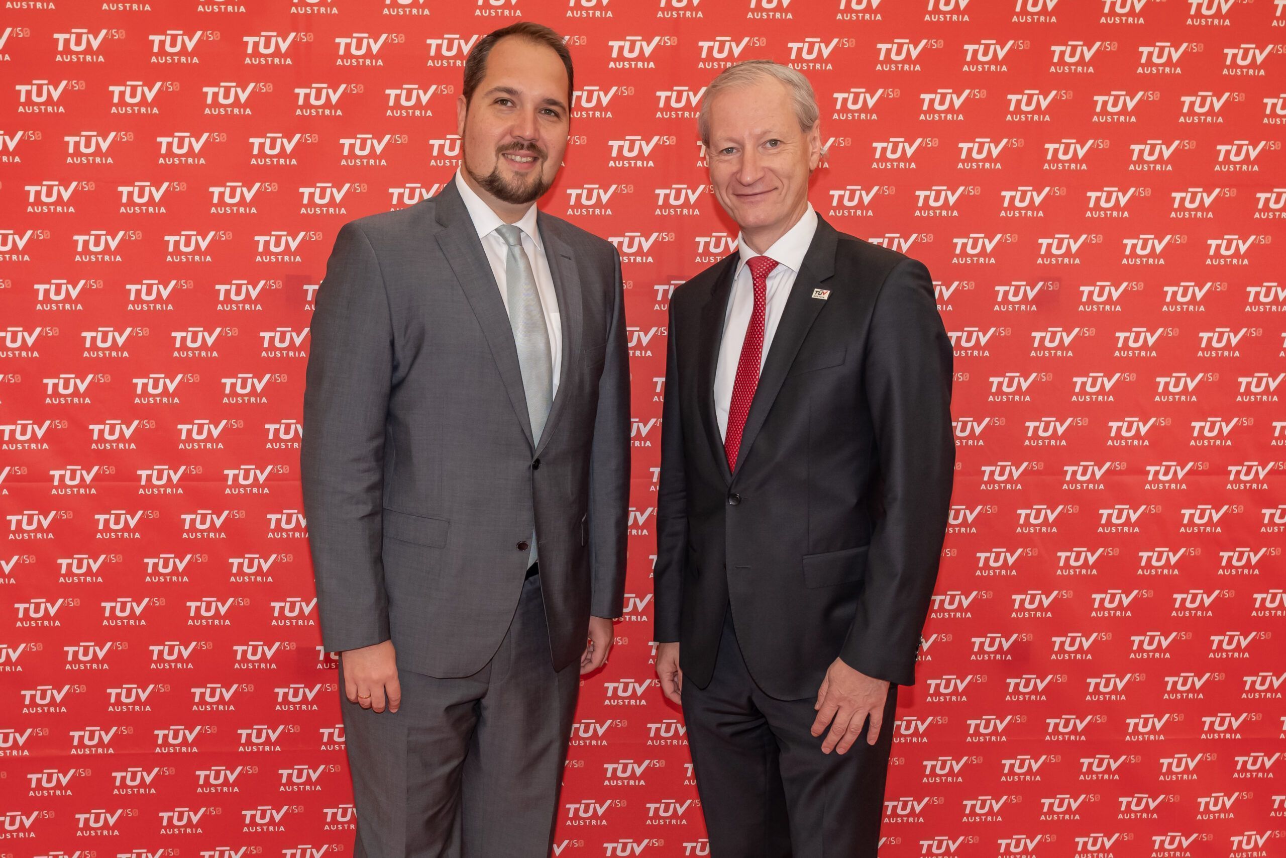 TÜV AUSTRIA Bautechnik Business Unit Leiter Stefan Pfefferer, MBA (l) mit TÜV AUSTRIA CEO Dr. Stefan Haas bei #TÜVAUSTRIA150 im TÜV AUSTRIA Technology & Innovation Center - Pfefferer ist verantwortlich für die bauliche Weiterentwicklung von Wiens größtem Prüf- und Forschungscluster (C)  TÜV AUSTRIA, Christian Kraus