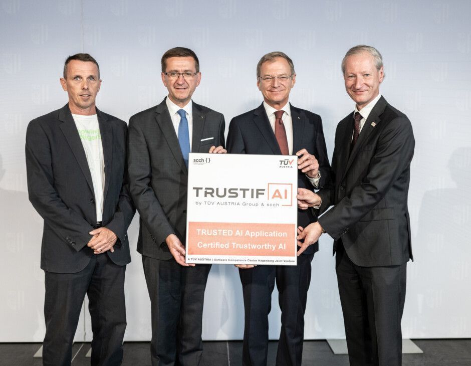 v.l.: Dipl.-Umweltwiss. Mag. Markus Manz (CEO Software Competence Center Hagenberg (SCCH)), Wirtschafts- und Forschungs-Landesrat Markus Achleitner, Landeshauptmann Mag. Thomas Stelzer und DI Dr. Stefan Haas (CEO TÜV AUSTRIA) (c) Land OÖ/Peter Mayr